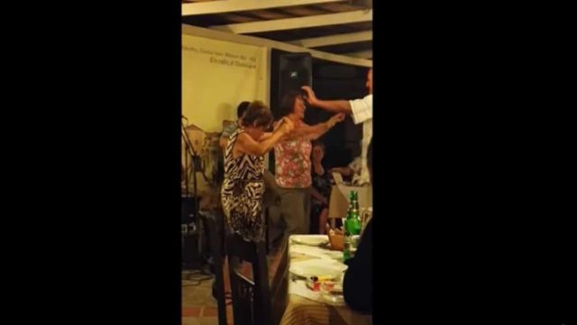 Το τσιφτετέλι γιαγιάς που «γονάτισε» άπαντες στο μαγαζί – Μυθικό λίκνισμα!