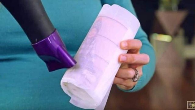 Τυλίγει μία φωτογραφία γύρω από το κερί και την ζεσταίνει με το πιστολάκι – Το αποτέλεσμα; Καταπληκτικό!
