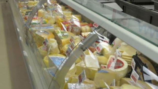Μόλις δείτε την εικόνα από τα τυριά στο σούπερ μάρκετ δεν θα αγοράσετε ποτέ ξανά