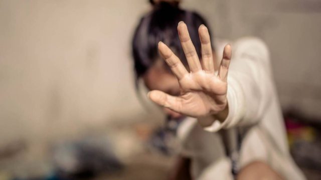 Φρίκη στη Θεσσαλονίκη: Μάνα κλείδωνε την 8χρονη κόρη της σε παγωμένο δωμάτιο χωρίς φαγητό – «Βρήκα το παιδί γυμνό στο πάτωμα»