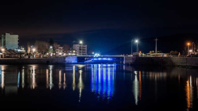 Θρίλερ στην Χαλκίδα – Άνδρας απειλεί να πέσει από τη γέφυρα