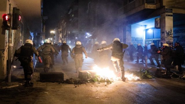 Επέτειος δολοφονίας Γρηγορόπουλου: Eυρεία συμμετοχή των πολιτών σε πορείες – Εικόνες αστυνομικής βίας στο μεγαλείο τους (photo)