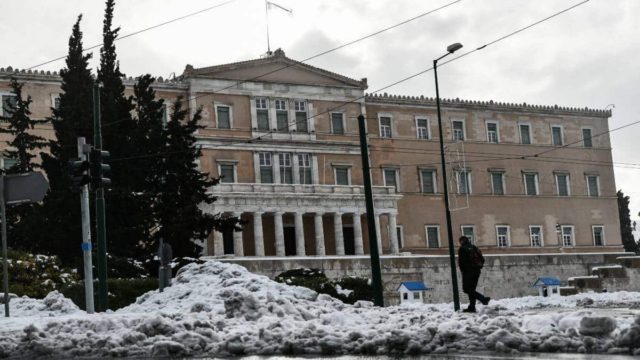 Μας «πάγωσαν» τα Μερομήνια – Καταφθάνουν τα πρώτα χιόνια στην Αθήνα