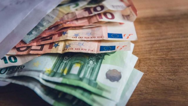 Τεράστια ανάσα: Επίδομα 500 ευρώ στους λογαριασμούς σας στα ΑΤΜ!