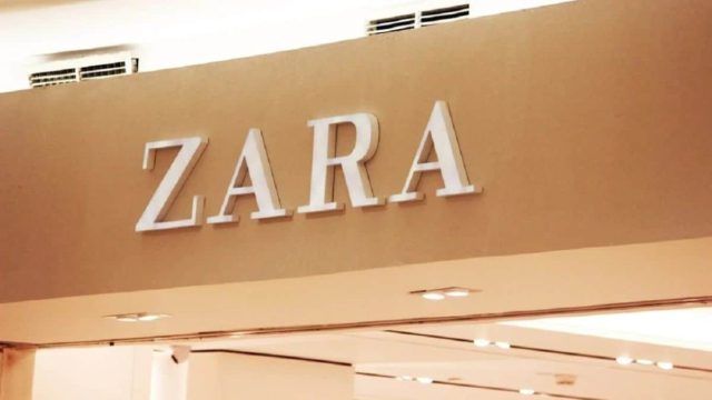 Τα ZARA βάζουν “φωτιά” στα Χριστούγεννα – Το κατακόκκινο φλογερό φόρεμα με 39,99 ευρώ που κάνει χαμό