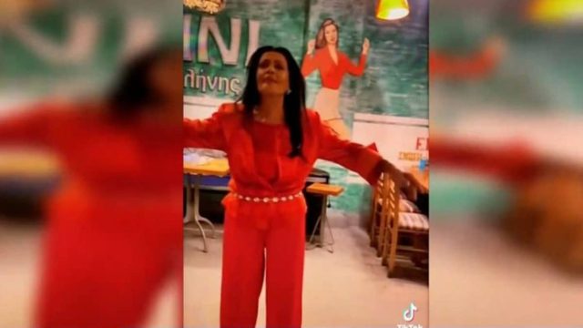 Ζωζώ Σαπουντζάκη: Χόρεψε το πιο βαρβάτο ζεϊμπέκικο – Θα το ζήλευε και ο ίδιος ο Κωνσταντίνος Αργυρός!