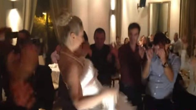 Δίμετρη ξανθιά νύφη χορεύει τσιφτετέλι και κάνει τον γαμπρό να αλαλιάζει