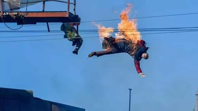 Τρομακτικό ατύχημα στα Universal Studios – Κασκαντέρ έπεσε φλεγόμενος από ύψος 9 μέτρων