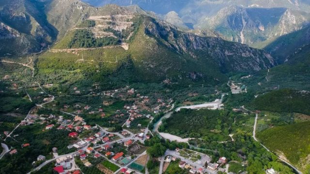 Το χωριό δίπλα στις πύλες του Άδη και ο θρύλος με τον δράκο