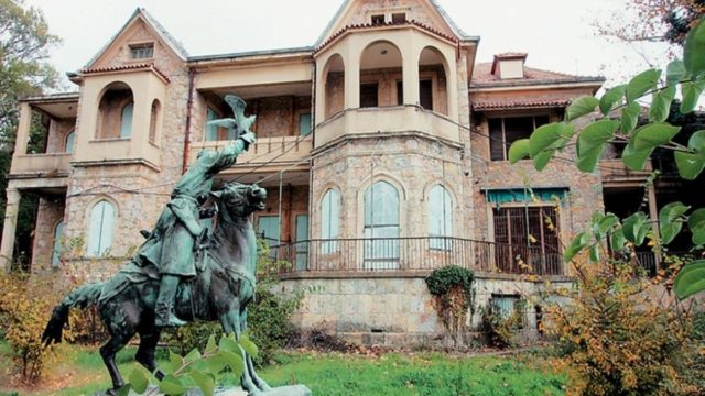 Ανάκτορα στο Τατόι: Η ιστορία της θερινής κατοικίας της βασιλικής οικογένειας και οι θρύλοι που την συνοδεύουν