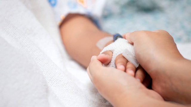 Αδιανόητο περιστατικό στα Χανιά: Μάχη για τη ζωή του δίνει 2,5 ετών παιδί που κατάπιε tuboflo