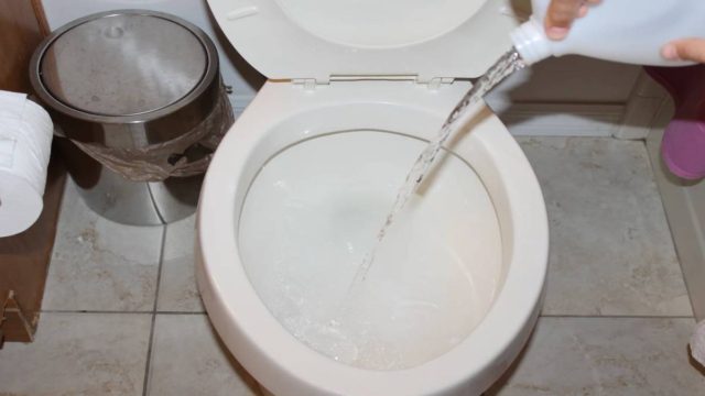 Αλάνθαστο κόλπο: Εξαφανίστε το πουρί της λεκάνης με μαγειρική σόδα και 1 ακόμα υλικό σε 5′