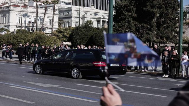 Τέως Βασιλιάς Κωνσταντίνος: Η στιγμή που η αυτοκινητοπομπή με τη σορό του περνάει έξω από τη Βουλή (Video)
