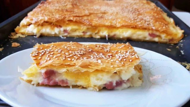 Τρέξαν τα σάλια! Τυρόπιτα με μπεσαμέλ και αρωματικά βότανα