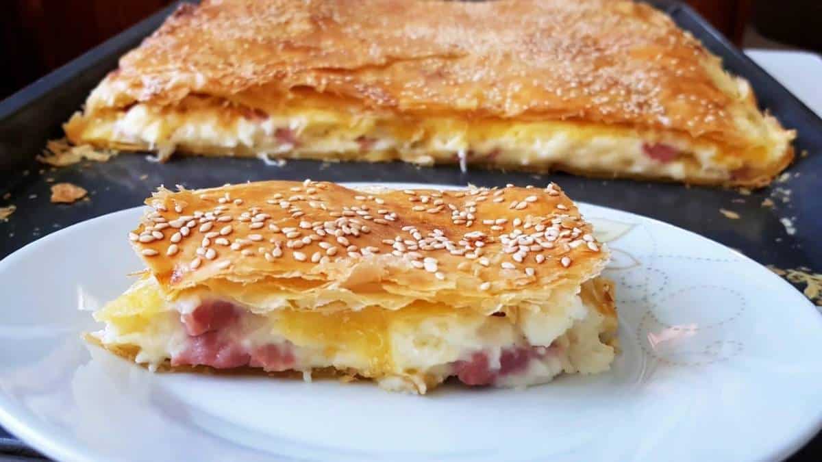 Τρέξαν τα σάλια! Τυρόπιτα με μπεσαμέλ και αρωματικά βότανα
