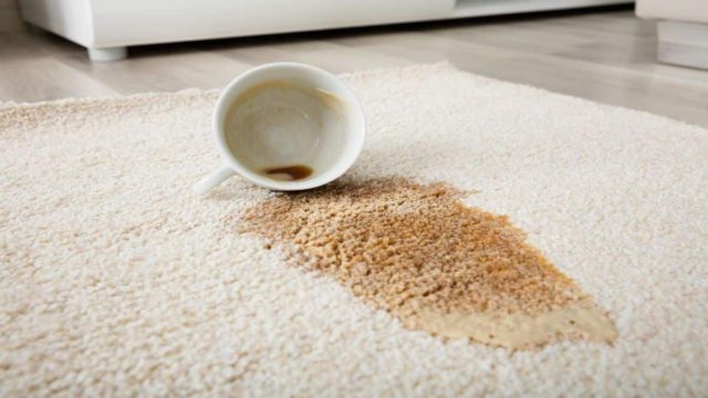 Ποιά μαγειρική σόδα; Αυτό είναι το αλάνθαστο κόλπο για να εξαφανίσετε τον λεκέ από καφέ