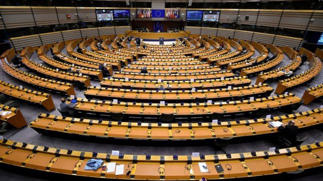 Qatargate: Κατεπείγουσα διαδικασία για την άρση της ασυλίας δύο ευρωβουλευτών