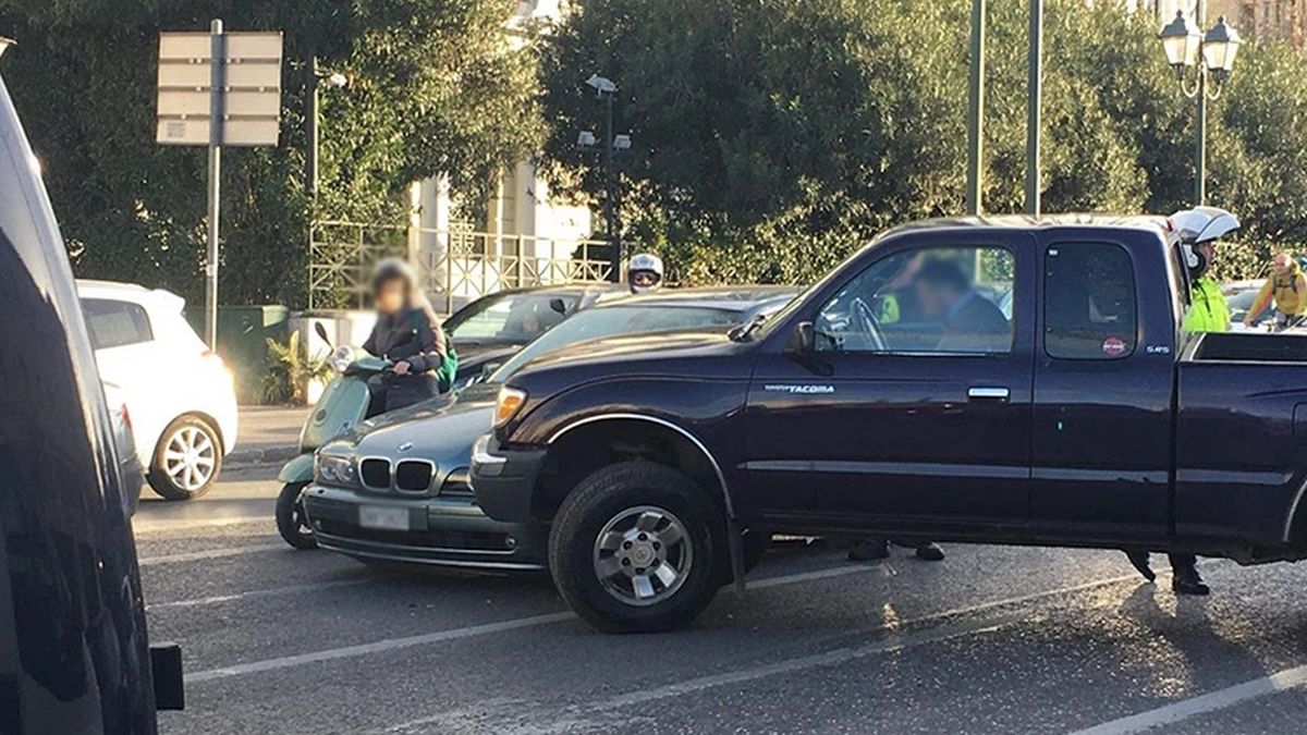 Απίστευτο τροχαίο στη Βασιλίσσης Σοφίας – Ημιφορτηγό «καβάλησε» αυτοκίνητο