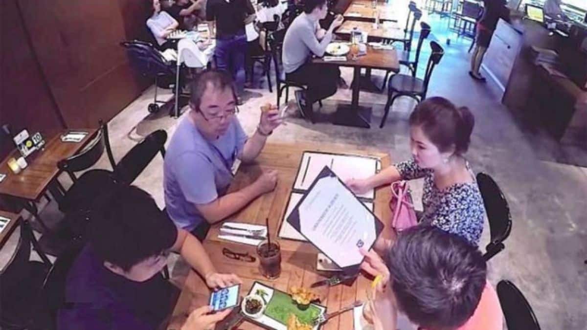 Κάμερα κατέγραψε μια οικογένεια να τρώει σε ένα εστιατόριο…Δεν είχαν ιδέα ποιος καθόταν δίπλα τους