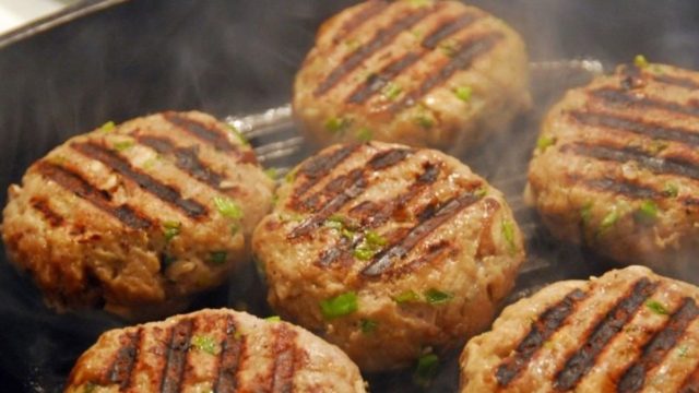 Πρόσθεσε στον κιμά για τα μπιφτέκια τριμμένη πατάτα – Μόλις δείτε το λόγο θα τρέξετε να το κάνετε