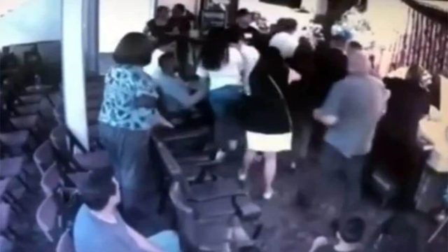 Πιάστηκαν στα χέρια πάνω από τον τάφο την ώρα της κηδείας – Αυτό που ακολούθησε δεν μπορεί να το φανταστεί κανείς