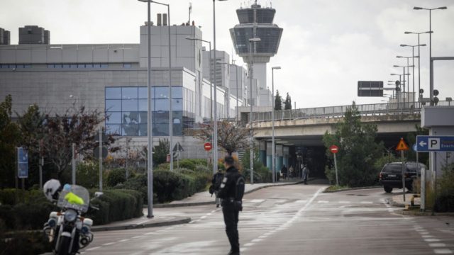 Θρίλερ στο «Ελ. Βενιζέλος»: Εκκενώνεται το αεροσκάφος της Ryanair – Έλεγχος για εκρηκτικά – Τι είναι ο κωδικός Renegade που ενεργοποιήθηκε
