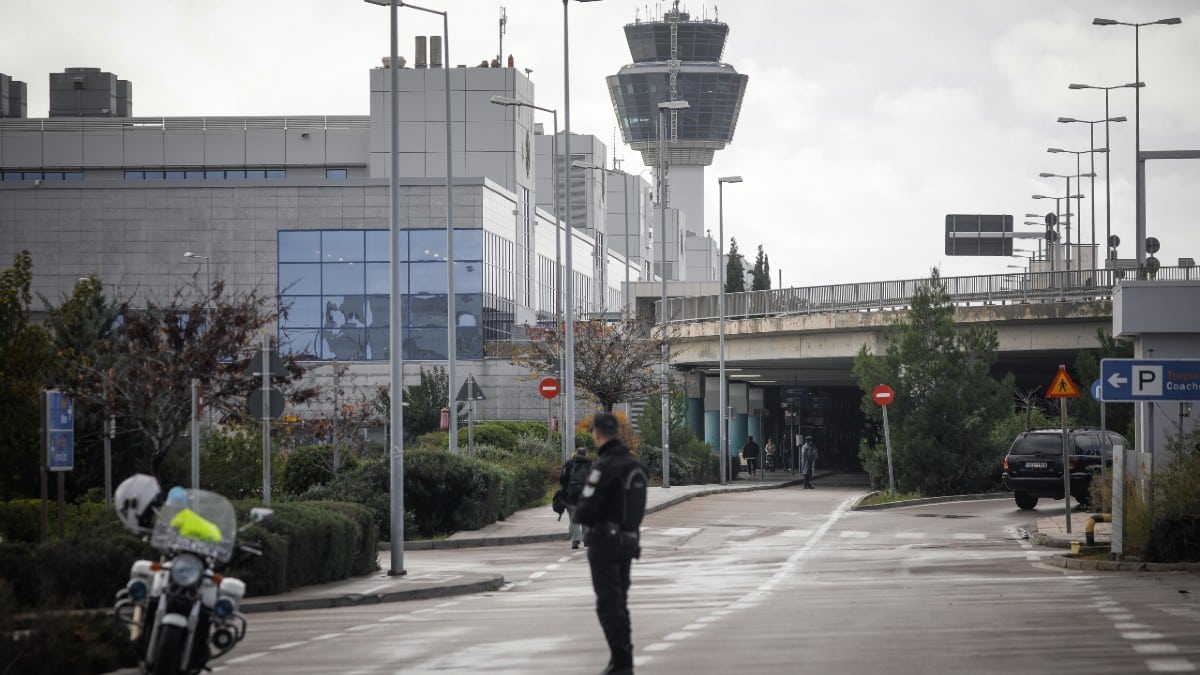 Θρίλερ στο «Ελ. Βενιζέλος»: Εκκενώνεται το αεροσκάφος της Ryanair – Έλεγχος για εκρηκτικά – Τι είναι ο κωδικός Renegade που ενεργοποιήθηκε