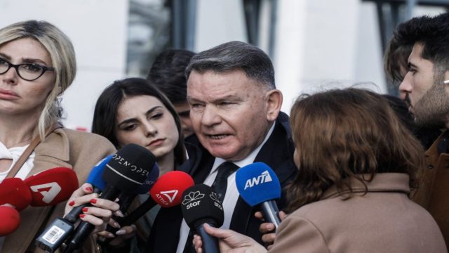 “Άστραψε και βρόντηξε” ο Αλέξης Κούγιας: «Θα κλείσουν τα σπίτια σας από τις αγωγές» – Ξέσπασε σε ρεπόρτερ της Κουτσελίνη (Video)
