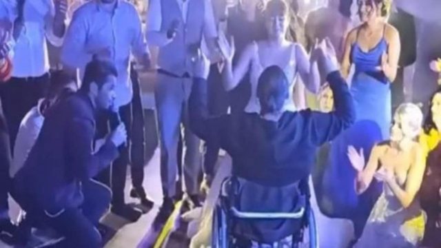 Έδωσε την ψυχή του στην πίστα: Άνδρας σε αμαξίδιο χορεύει ζεϊμπέκικο σε γάμο και ανατριχιάζει τους πάντες