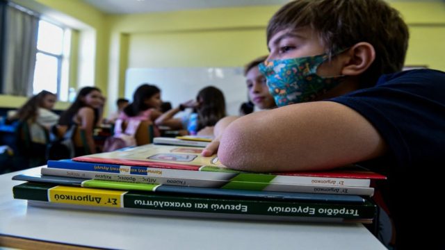 Εξέλιξη σοκ για τα σχολεία: Νέα απόφαση «κόβει» επίσημη αργία – Από πότε θα ισχύσει