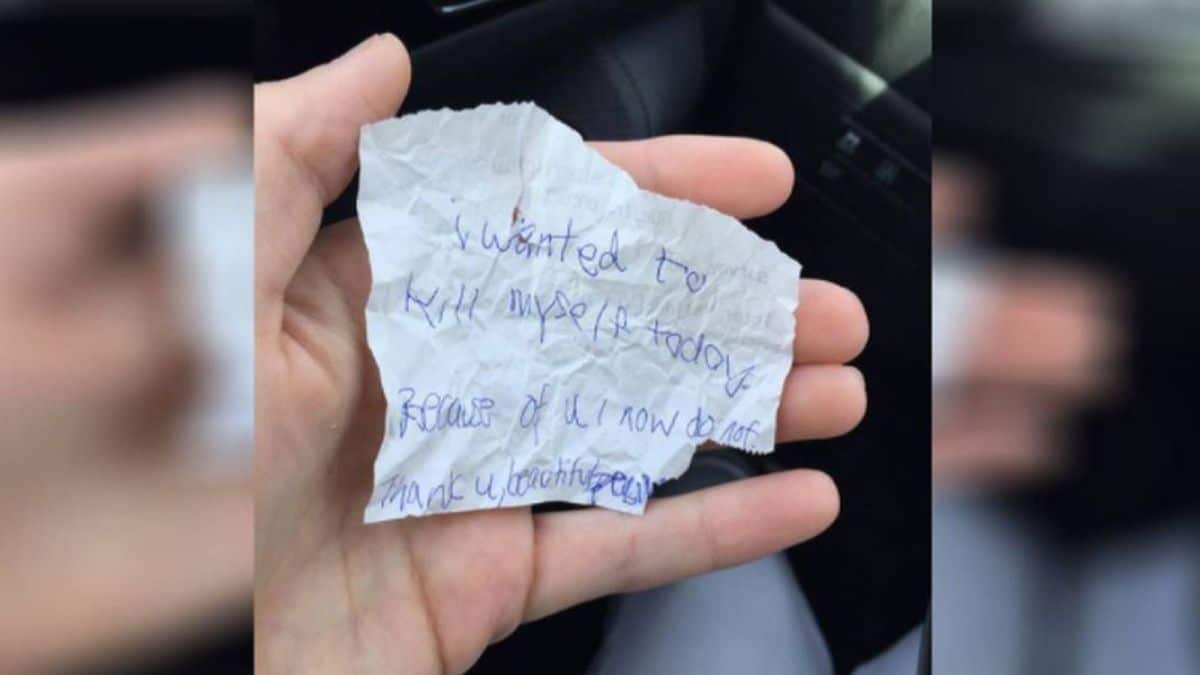 Αγόρασε σ’ έναν άστεγο ένα γεύμα. Εκείνος της δίνει ένα σημείωμα μ ένα μυστικό που θα της αλλάξει όλη τη ζωή της
