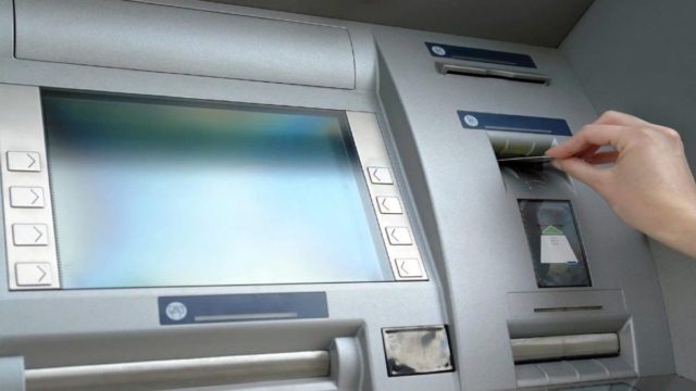 Πήγαν να βγάλουν λεφτά από το ATM αλλά αυτό που βγήκε δεν υπήρχε – Έμειναν άφωνοι με αυτό που «έκρυβε»