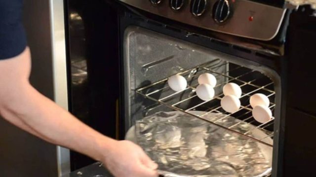 Βάζει αλουμινόχαρτο στο φούρνο και τοποθετεί τα αυγά από πάνω – Το αποτέλεσμα; Εκπληκτικό