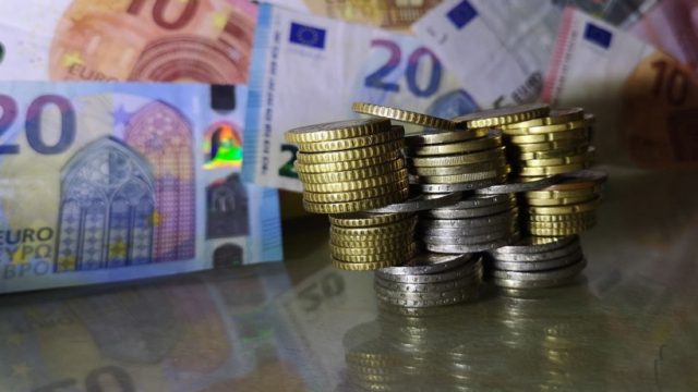 Οικονομικό “οξυγόνο” στην τσέπη: Αυξήσεις σε συντάξεις, επιδόματα και μισθούς – Αναλυτικά οι δικαιούχοι (Video)