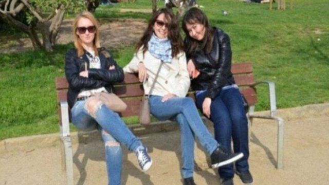 Έβγαλε μια φωτογραφία με τις φίλες της στο πάρκο – Μόλις την παρατηρήσετε καλύτερα θα πάθετε σοκ