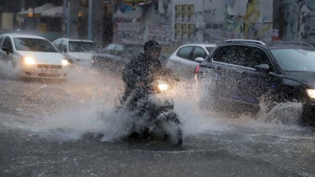 Καιρός 27/1: Συνεχίζονται καταιγίδες και χιονοπτώσεις – Που εξασθενούν τα φαινόμενα και που εντείνονται; Σε αυτές τις περιοχές θα παραμείνουν κλειστά τα σχολεία – “Κόκκινος” συναγερμός από Τάσο Αρνιακό, Γιάνη Καλλιάνο και Σάκη Αρναούτογλου