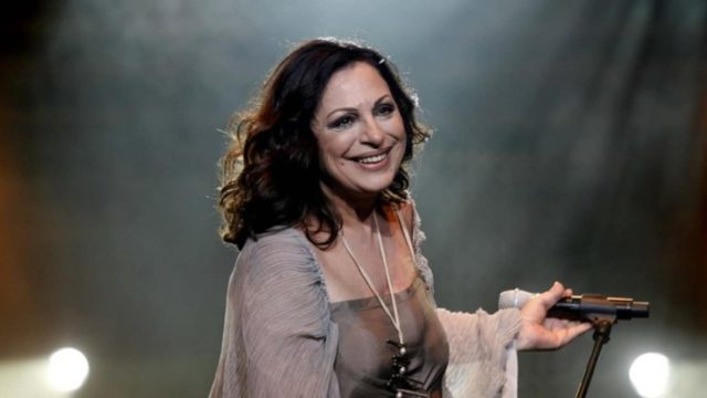 Βέλο στα μαλλιά και κομψό νυφικό: Η Χάρις Αλεξίου ντυμένη νύφη στο δεύτερο γάμο της (Video)