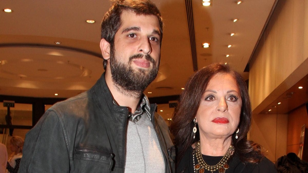 «Πάντα θυμάμαι ότι ήταν πολύ…»: Ο γιος της Χαρούλας Αλεξίου μίλησε για το διαζύγιο από τον πατέρα του