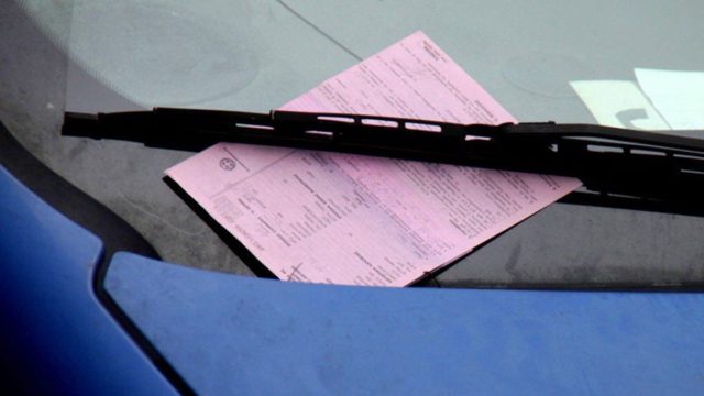 Πρόστιμο 40 ευρώ για την πιο απλή συνήθεια των Ελλήνων οδηγών!