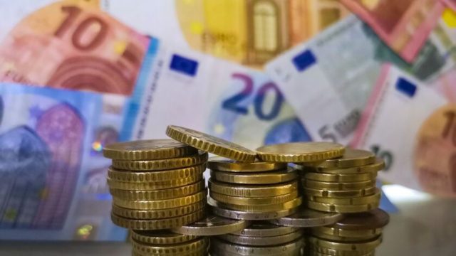 Κατώτατος μισθός:  Εκδόθηκε η τροπολογία για τη νέα αύξηση – Τι προβλέπει