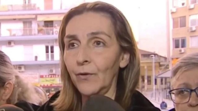 «Είμαι η μητέρα του Αλκη, κοιτάξτε με! Σηκώστε το κεφάλι!»: Συγκλόνισε η μητέρα Καμπανού κοιτώντας τους 12 κατηγορούμενους (Video)