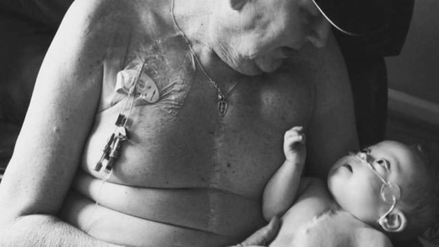 Μοιάζει σαν ένας παππούς με τον εγγονό του όπως όλοι οι άλλοι…Κοιτάξτε λίγο καλύτερα την φωτογραφία όμως!