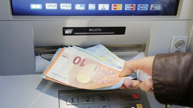 «Σωτήριο» επίδομα άμεσα στα ΑΤΜ – Ποιοι θα πληρωθούν 450 ευρώ