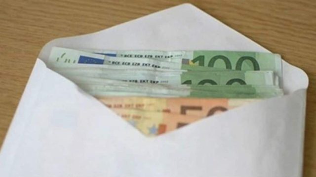 Βρήκε έναν φάκελο με χιλιάδες ευρώ μέσα…Δεν πάει το μυαλό σας στον λόγο που είχε μαζέψει τόσα χαρτονομίσματα