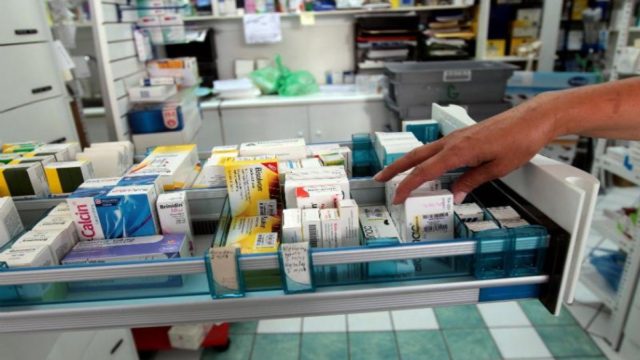 Ανησυχία για τις ελλείψεις φαρμάκων: Γολγοθάς για τους γονείς στα φαρμακεία – «Δεν έχουμε ούτε για τον πυρετό» (Video)