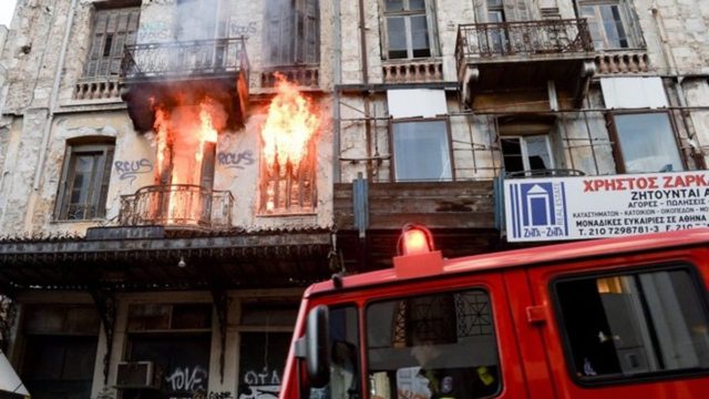 Φωτιά σε κτίριο στο κέντρο της Αθήνας – Έκλεισε η Λιοσίων