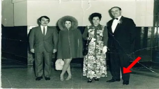 Φωτογραφία τραβήχτηκε το 1962 –  61 χρόνια μετά αν κοιτάξετε προσεκτικά τα πόδια του άνδρα θα… ανατριχιάσετε