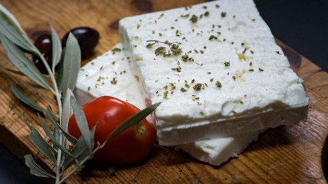 Τα τεχνάσματα της γιαγιάς: Το παλιό κόλπο για να διατηρείτε φρέσκια την φέτα ακόμα και για μήνες