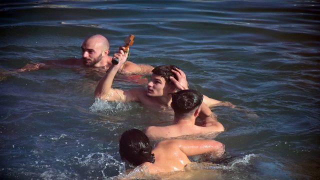 Σοκ στην Φθιώτιδα: Σοβαρός τραυματισμός νεαρού που βούτηξε για τον Σταυρό