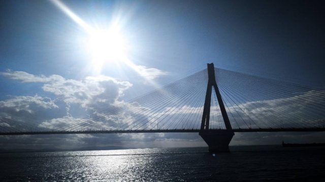 Θρίλερ στο Ρίο Αντίρριο: Άνδρας έπεσε από τη γέφυρα